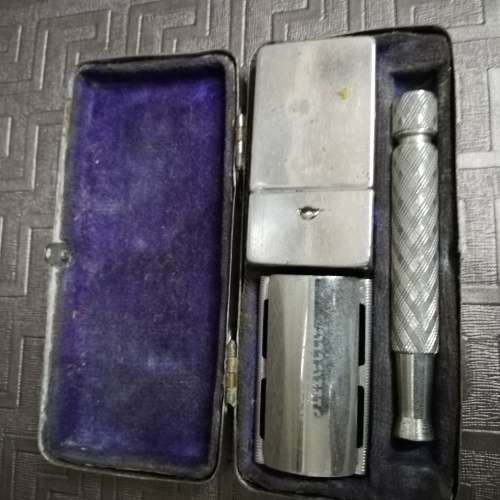 Vintage Gillett razor blade with case!!!