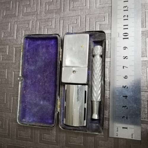 Vintage Gillett razor blade with case!!!