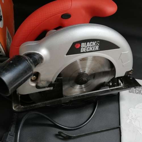Barely used Black and Decker circular saw 100% working condition!!!!