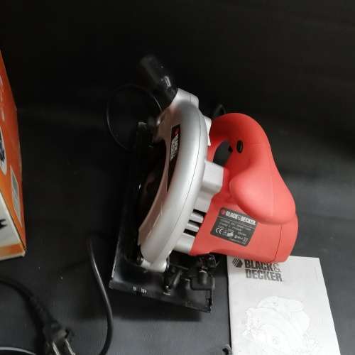 Barely used Black and Decker circular saw 100% working condition!!!!