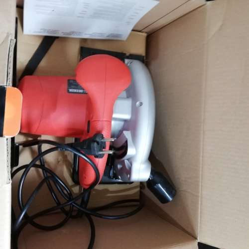Barely used Black and Decker circular saw 100% working condition!!!!