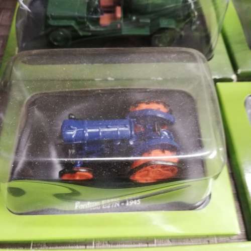 Collection of 13 sun damaged tractors bod for all!!!!