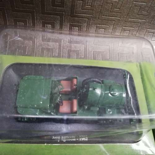 Collection of 13 sun damaged tractors bod for all!!!!