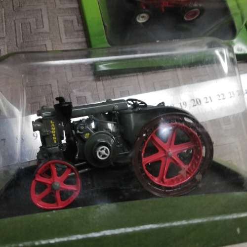 Collection of 13 sun damaged tractors bod for all!!!!
