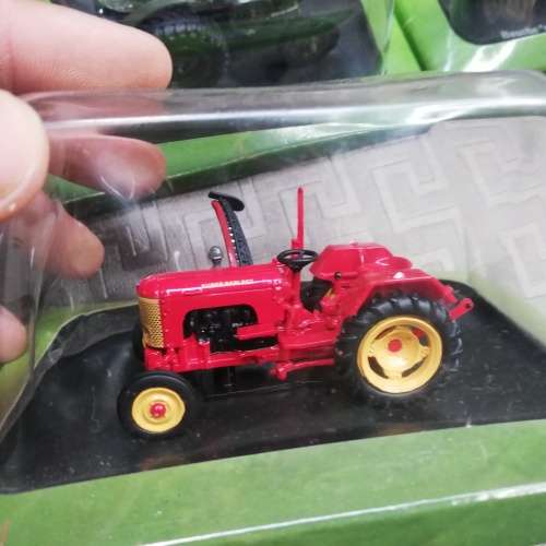 Collection of 13 sun damaged tractors bod for all!!!!