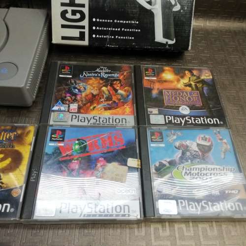 Vintage ps1 complete working with 5 games and light gun!!!!!
