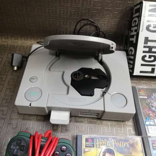 Vintage ps1 complete working with 5 games and light gun!!!!!