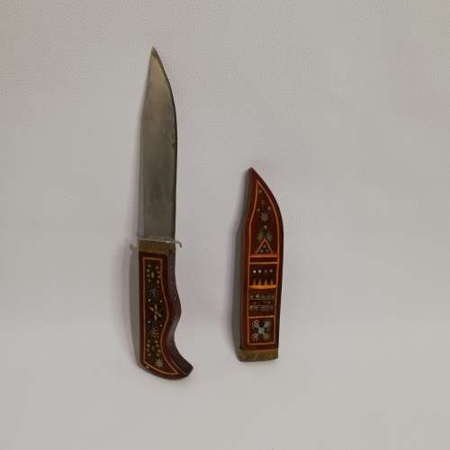 BEAUTIFUL WOODEN HIGHLY DETAILED KNIFE IN CASE!!!!