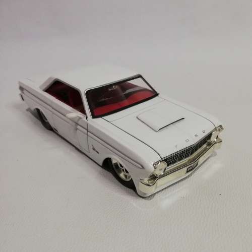 LARGE FORD FELCON DIE CAST CAR SCALE 1/24!!!!!!