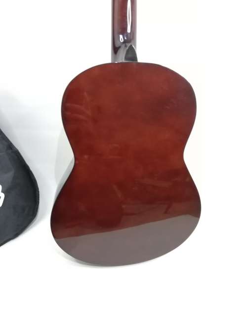 Beautiful Large. Guitar in case in good condition!!!!!