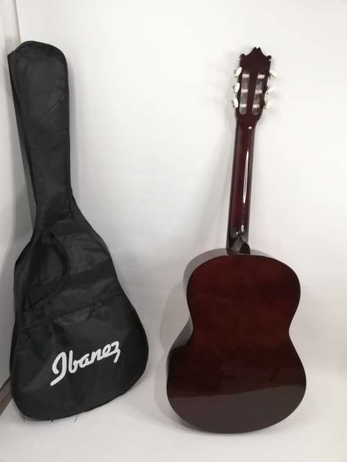Beautiful Large. Guitar in case in good condition!!!!!