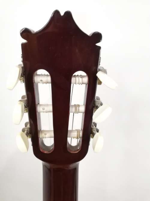Beautiful Large. Guitar in case in good condition!!!!!
