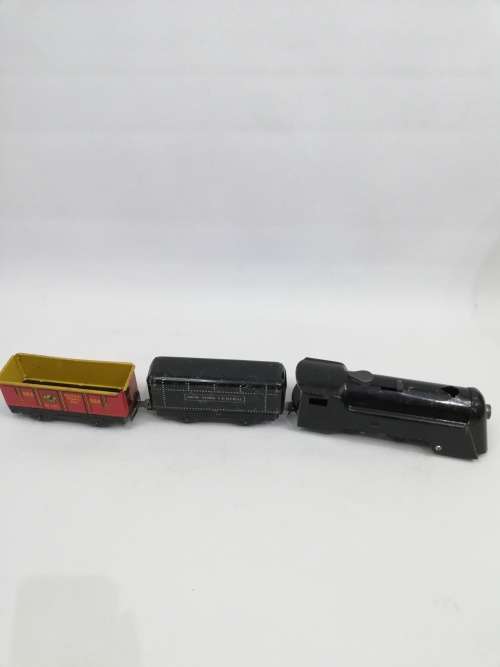SUPER RARE TRAIN LOCOMOTIVE WITH CARRAGES WINDS UP WORKING MADE IN THE USA!!!