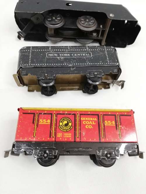 SUPER RARE TRAIN LOCOMOTIVE WITH CARRAGES WINDS UP WORKING MADE IN THE USA!!!