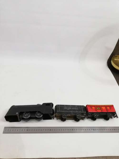 SUPER RARE TRAIN LOCOMOTIVE WITH CARRAGES WINDS UP WORKING MADE IN THE USA!!!
