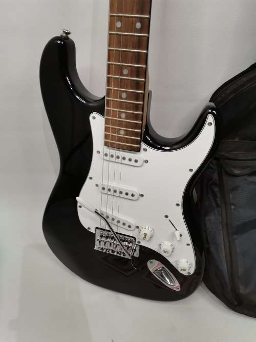Sx El GUITAR WORKING TWO STRINGS NEEDS TO BE REPLACED NEW STRINGS INCLUDED!!!!