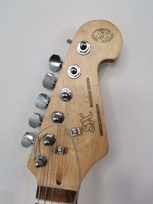 Sx El GUITAR WORKING TWO STRINGS NEEDS TO BE REPLACED NEW STRINGS INCLUDED!!!!
