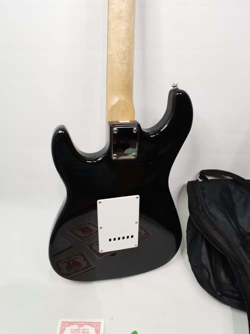 Sx El GUITAR WORKING TWO STRINGS NEEDS TO BE REPLACED NEW STRINGS INCLUDED!!!!