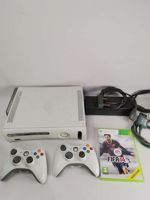 XBOX 360 COMPLETE  WITH GAMES A FEW SCRATCHES BUT WORKING 100%!!!!