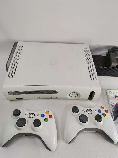 XBOX 360 COMPLETE  WITH GAMES A FEW SCRATCHES BUT WORKING 100%!!!!