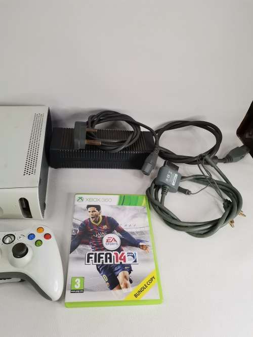 XBOX 360 COMPLETE  WITH GAMES A FEW SCRATCHES BUT WORKING 100%!!!!