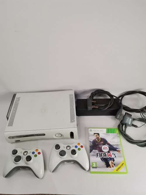 XBOX 360 COMPLETE  WITH GAMES A FEW SCRATCHES BUT WORKING 100%!!!!