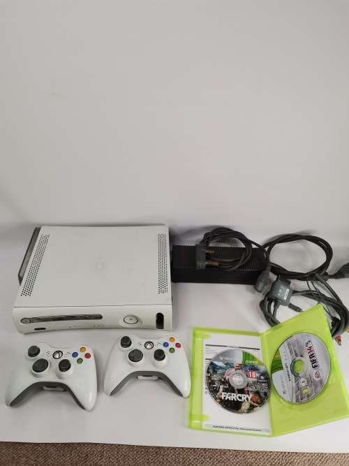 XBOX 360 COMPLETE  WITH GAMES A FEW SCRATCHES BUT WORKING 100%!!!!
