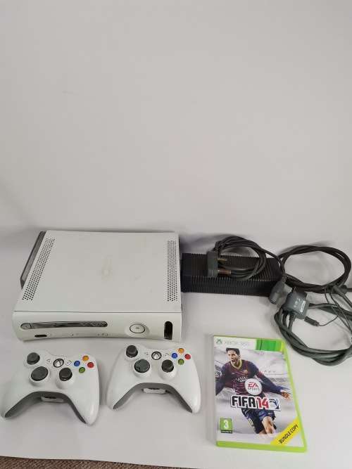 XBOX 360 COMPLETE  WITH GAMES A FEW SCRATCHES BUT WORKING 100%!!!!