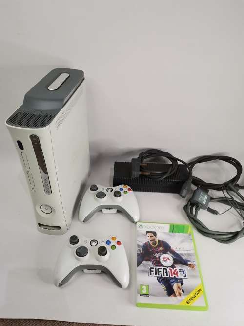 XBOX 360 COMPLETE  WITH GAMES A FEW SCRATCHES BUT WORKING 100%!!!!