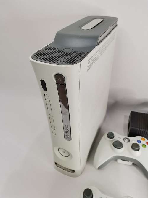 XBOX 360 COMPLETE  WITH GAMES A FEW SCRATCHES BUT WORKING 100%!!!!
