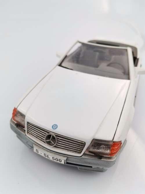 LARGE HIGHLY COLLECTABLE ROADLEGENDS MERCEDES BEN`S 500SL DIE CAST 1/18 SCALE!!!