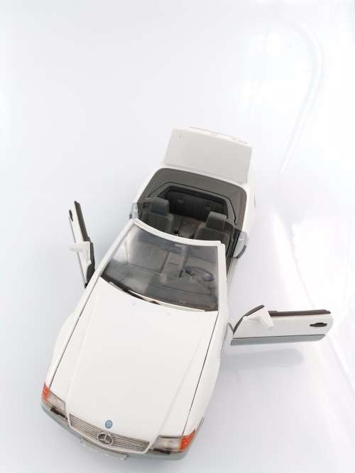 LARGE HIGHLY COLLECTABLE ROADLEGENDS MERCEDES BEN`S 500SL DIE CAST 1/18 SCALE!!!