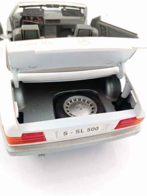 LARGE HIGHLY COLLECTABLE ROADLEGENDS MERCEDES BEN`S 500SL DIE CAST 1/18 SCALE!!!