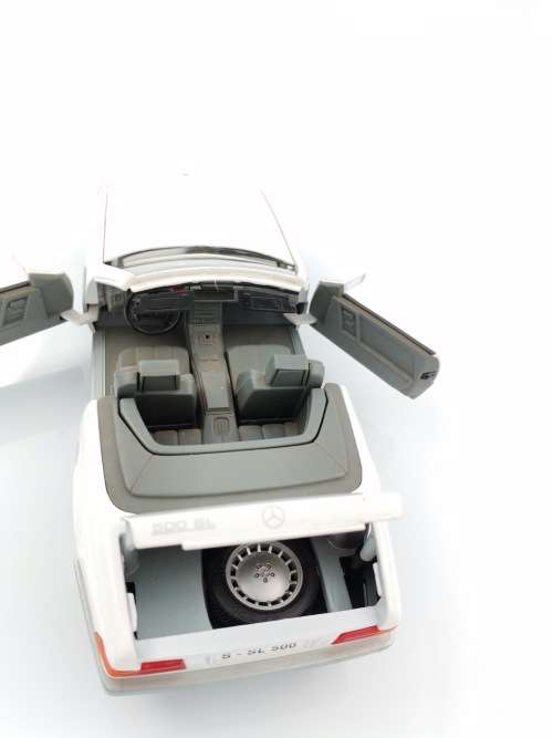 LARGE HIGHLY COLLECTABLE ROADLEGENDS MERCEDES BEN`S 500SL DIE CAST 1/18 SCALE!!!