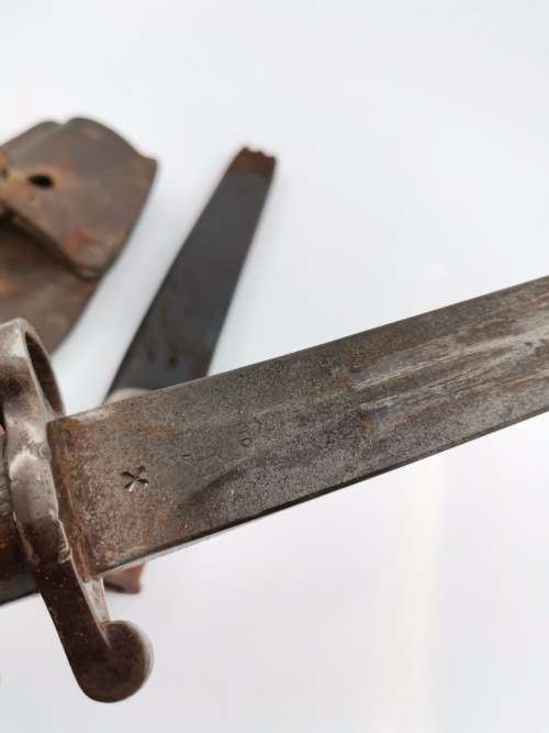 ANTIQUE WW2 BRITISH  BAYONET WITH SCABBARD  42CM TALL WITH MARKINGS!!!