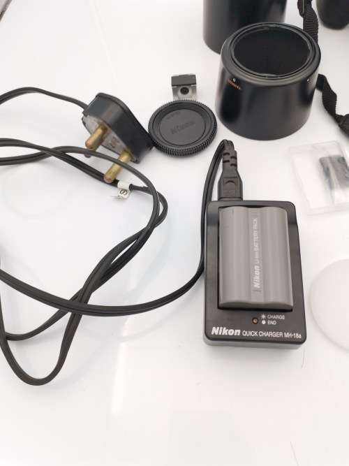 NIKON D2000 CAMERA WORKING COMPLETE WITH CHARGER AND LENSE PLEASE NOTE THE BATTERY COVER IS LOSE!!!