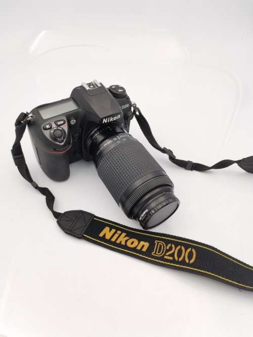 NIKON D2000 CAMERA WORKING COMPLETE WITH CHARGER AND LENSE PLEASE NOTE THE BATTERY COVER IS LOSE!!!
