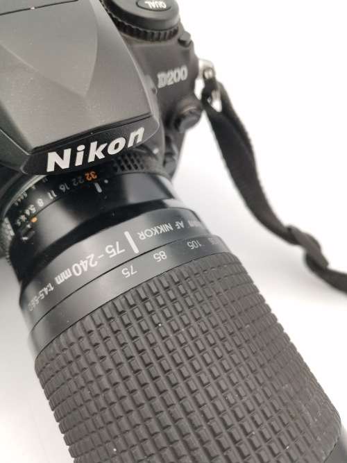 NIKON D2000 CAMERA WORKING COMPLETE WITH CHARGER AND LENSE PLEASE NOTE THE BATTERY COVER IS LOSE!!!