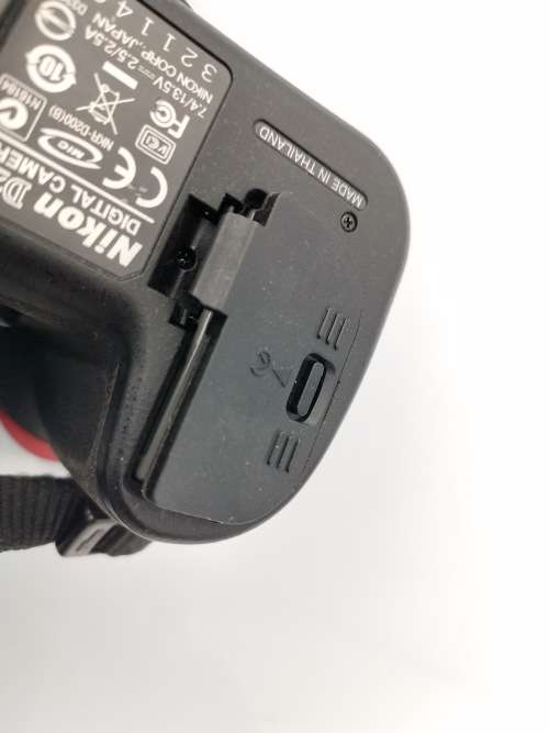 NIKON D2000 CAMERA WORKING COMPLETE WITH CHARGER AND LENSE PLEASE NOTE THE BATTERY COVER IS LOSE!!!