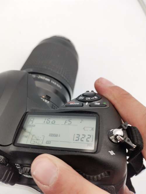 NIKON D2000 CAMERA WORKING COMPLETE WITH CHARGER AND LENSE PLEASE NOTE THE BATTERY COVER IS LOSE!!!