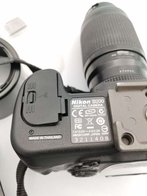 NIKON D2000 CAMERA WORKING COMPLETE WITH CHARGER AND LENSE PLEASE NOTE THE BATTERY COVER IS LOSE!!!