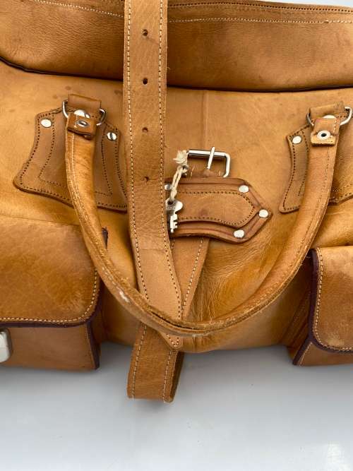 MASSIVE VINTAGE LEATHER TRAVEL BAG MADE IN ENGL WITH SERIAL NUMBERS !!!!!
