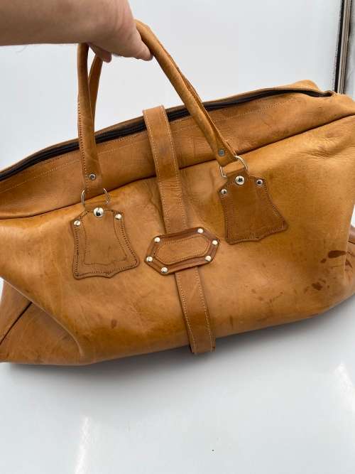 MASSIVE VINTAGE LEATHER TRAVEL BAG MADE IN ENGL WITH SERIAL NUMBERS !!!!!