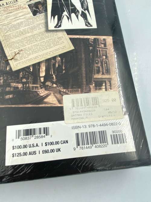 SEALED LARGE BOOK THE BATMAN FILES !!!!