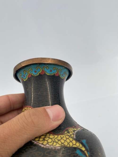 25CM TALL CLASON DRAGON VASE HAS DAMAGEDS STILL A STUNNING PIECE AS SEEN ON PICTURES !!!!
