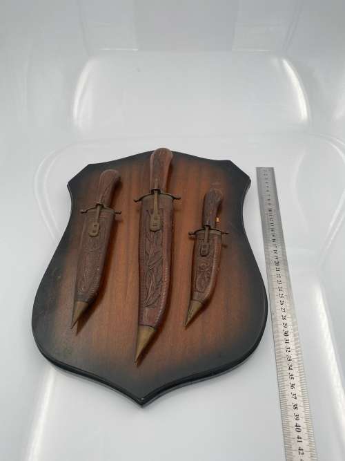 VINTAGE HIGHLY DETAILED KNIFE SET WALL HANGER !!!!