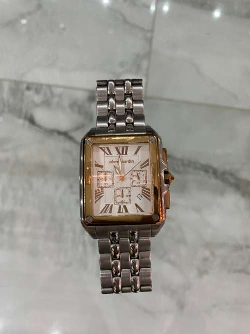 PIERRE CARDIN MENS WATCH NEEDS NEW BATTERY !!!