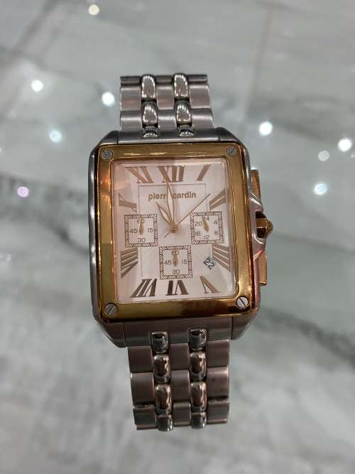 PIERRE CARDIN MENS WATCH NEEDS NEW BATTERY !!!