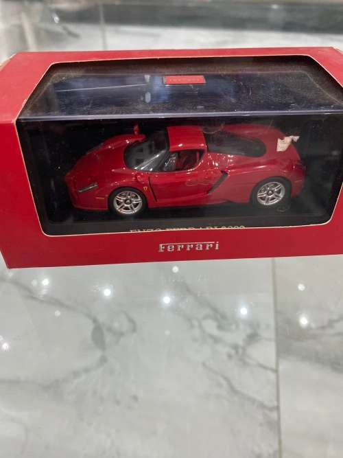 FERRARI ENZO 2002 DIE CAST SCALE 1:24 !!!