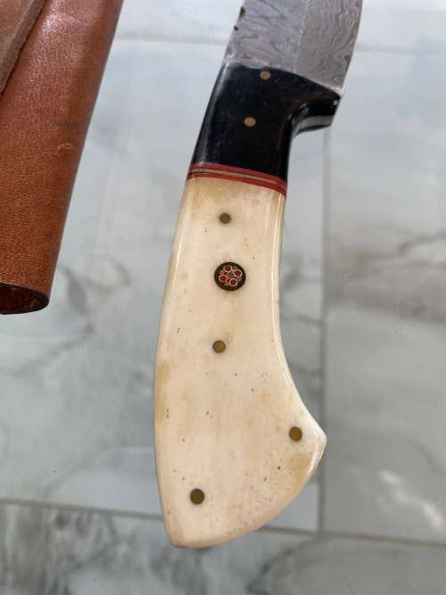 BEAUTIFUL KNIFE IN LEATHER POUCH 22CM TALL !!!